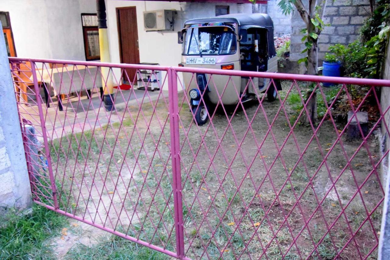 Meera Homestay & Guest House Anuradhapura Buitenkant foto