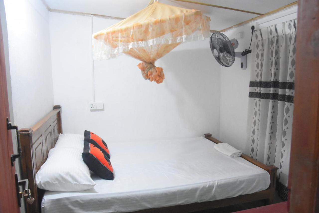 Meera Homestay & Guest House Anuradhapura Buitenkant foto