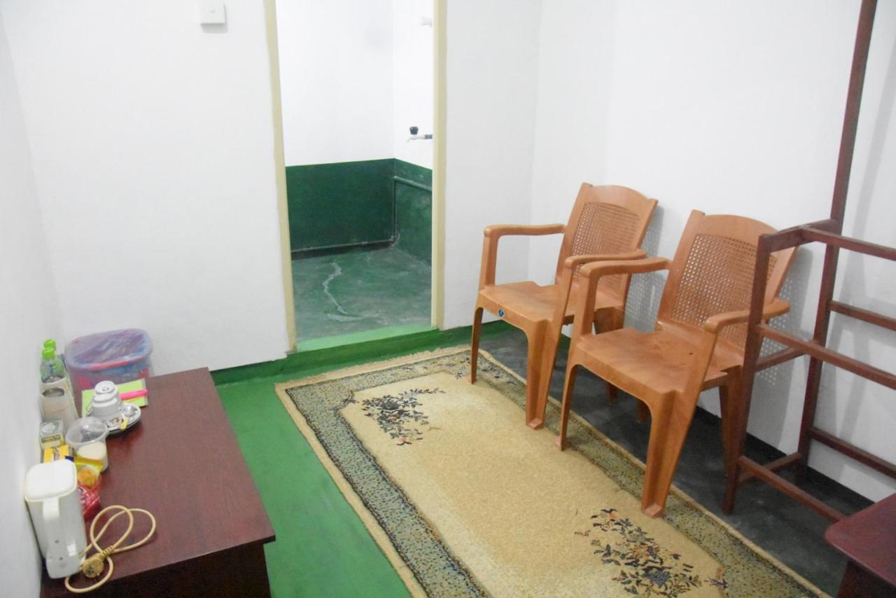 Meera Homestay & Guest House Anuradhapura Buitenkant foto