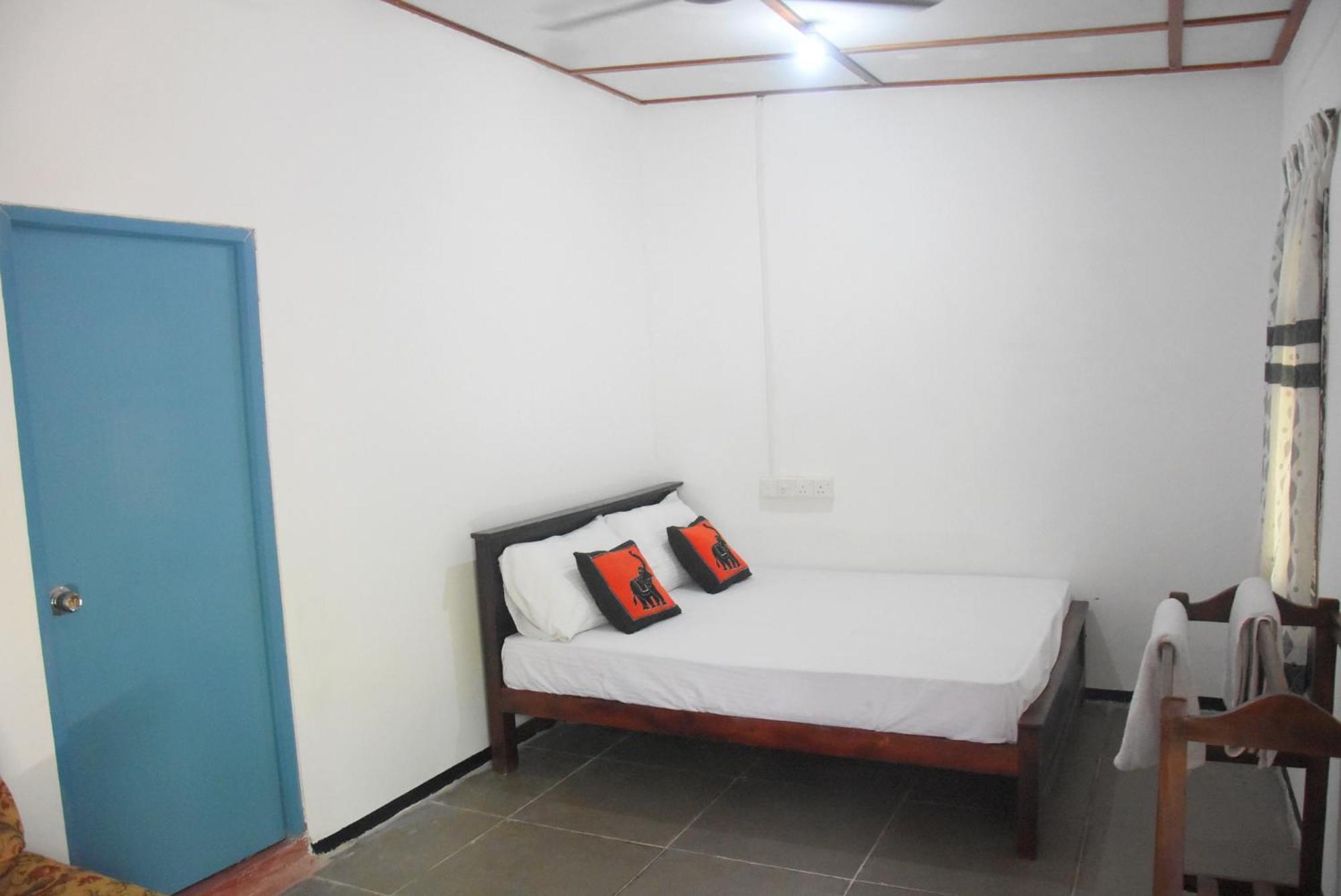 Meera Homestay & Guest House Anuradhapura Buitenkant foto