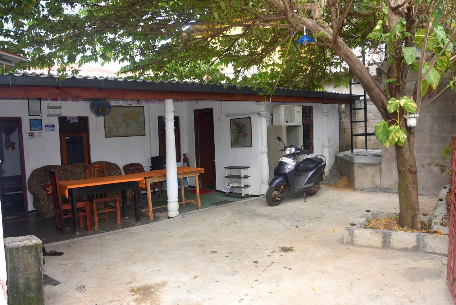 Meera Homestay & Guest House Anuradhapura Buitenkant foto