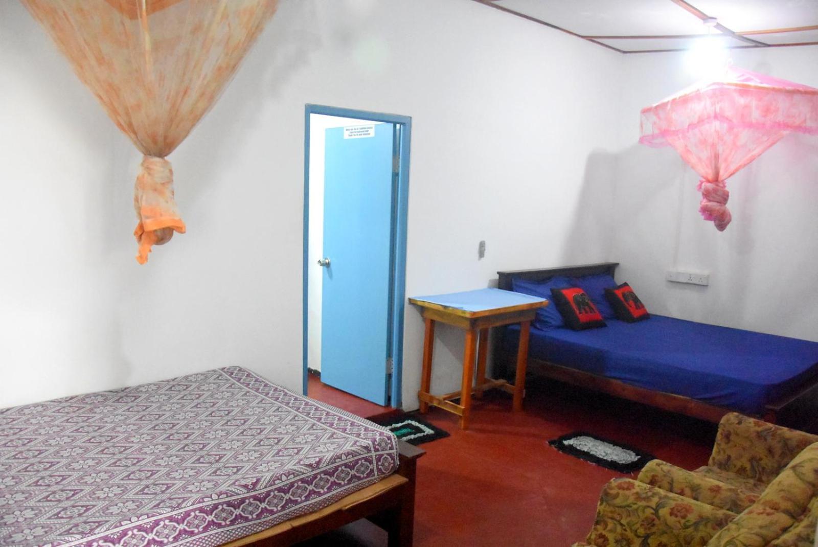 Meera Homestay & Guest House Anuradhapura Buitenkant foto