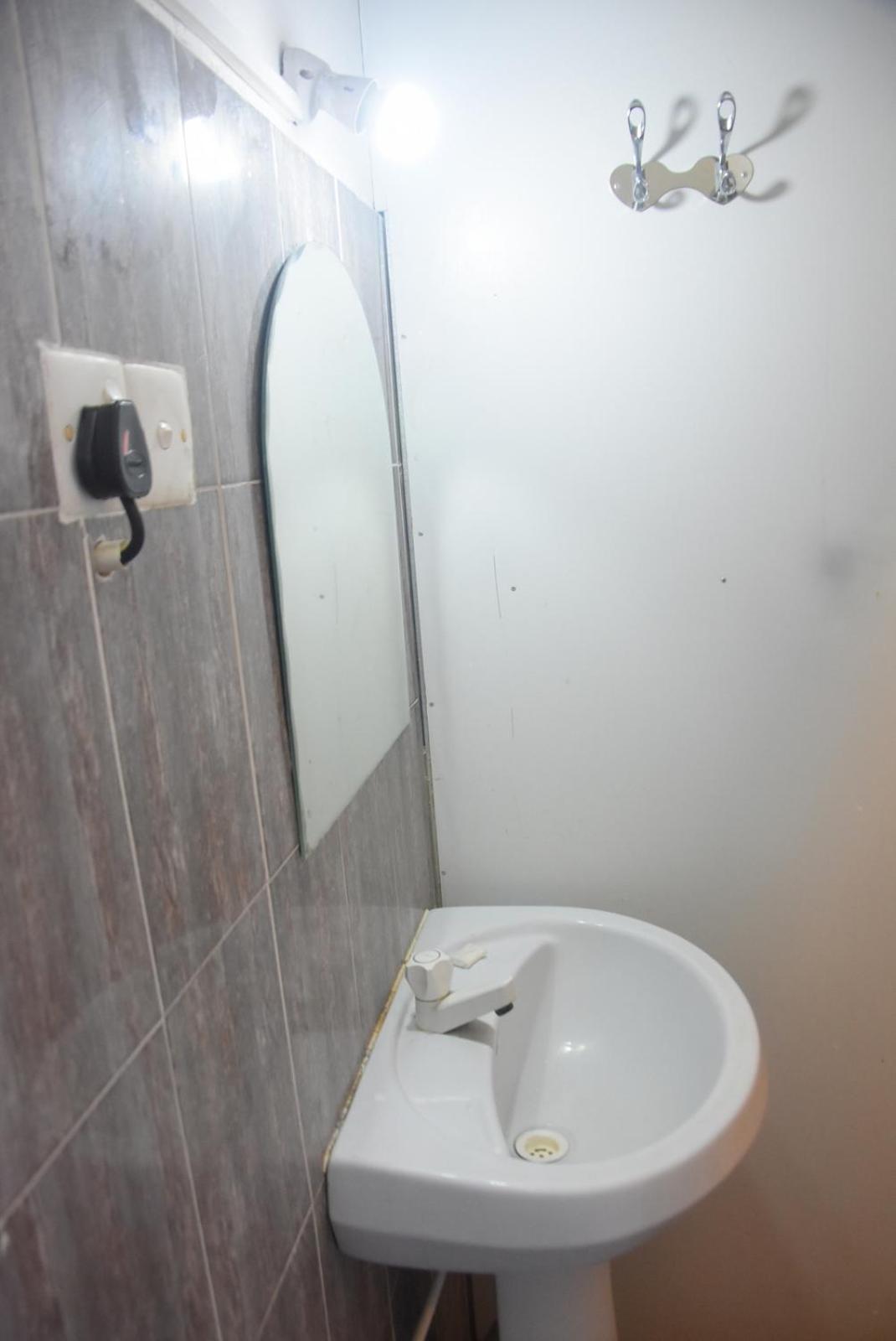 Meera Homestay & Guest House Anuradhapura Buitenkant foto